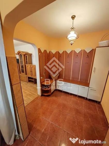 Apartament cu 4 camere semidecomandat în Central