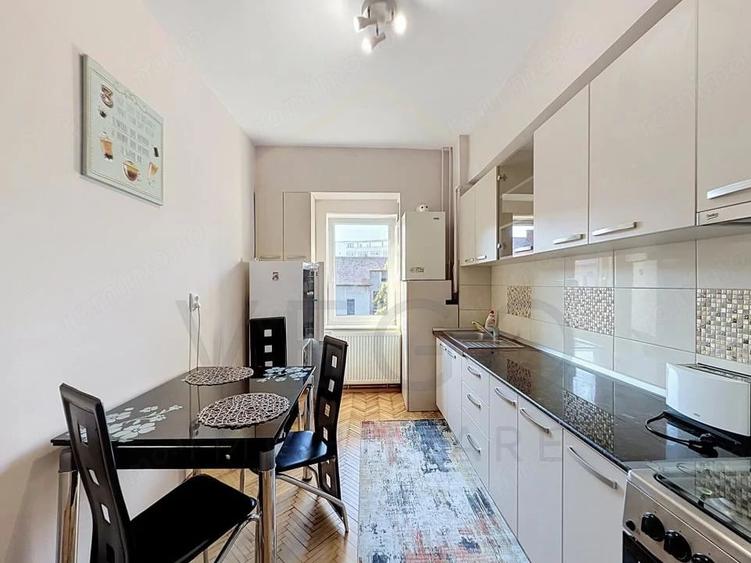 Apartament cu 3 camere semidecomandat în Central