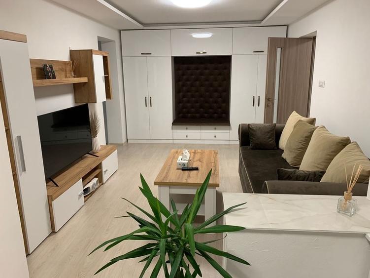 Apartament cu 2 camere semidecomandat în Calea București