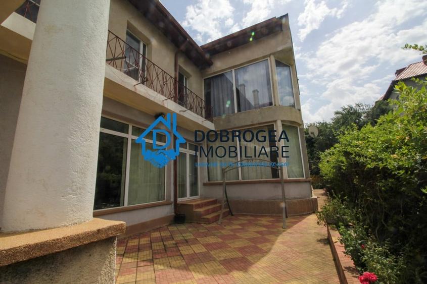 Casă individuală cu 8 camere cu Canalizare în Central
