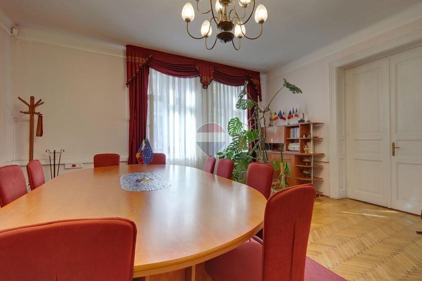 Apartament cu 5 camere decomandat în Semicentral
