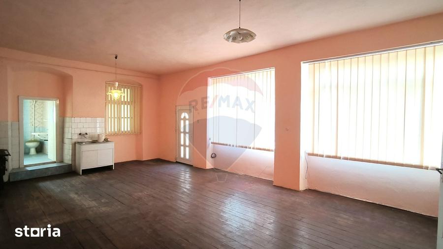 Casă cu 7 camere cu Teren 317 Mp în Central