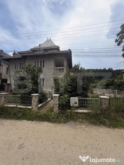 Casă cu 5 camere cu Teren 231 Mp în Central