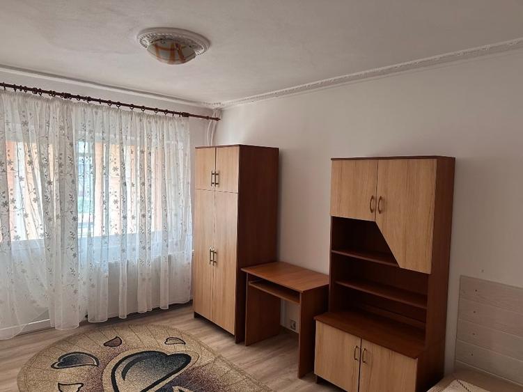 Garsonieră decomandată, mobilată în Crihala