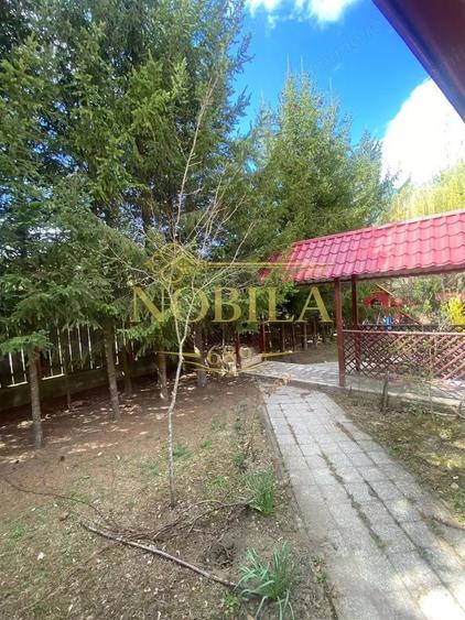 Casă cu 10 camere cu Teren 1332 Mp în Mănăstirea Cașin