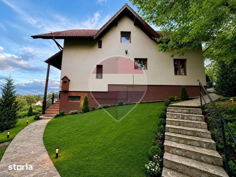 Casă cu 5 camere cu Teren 1112 Mp în Central