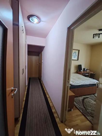 Apartament cu 3 camere semidecomandat în Săsar