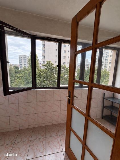 Apartament cu 3 camere semidecomandat în Dristor