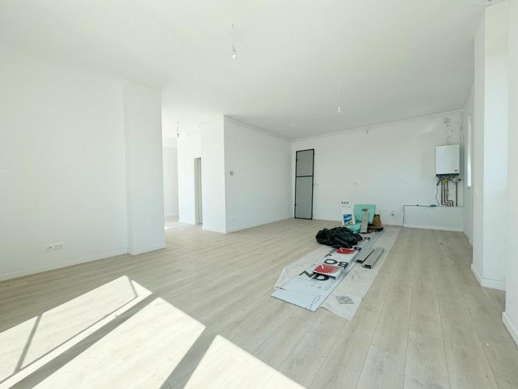 Penthouse cu 3 camere decomandat în Aradului