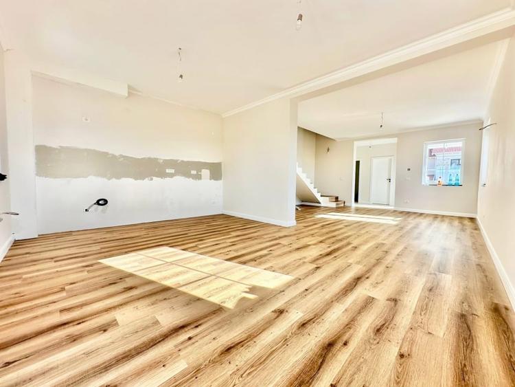 Duplex cu 4 camere cu Teren 300 Mp în Moșnița Nouă