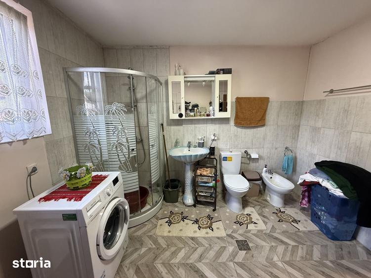 Casă cu 4 camere cu Teren 1390 Mp în Voinești