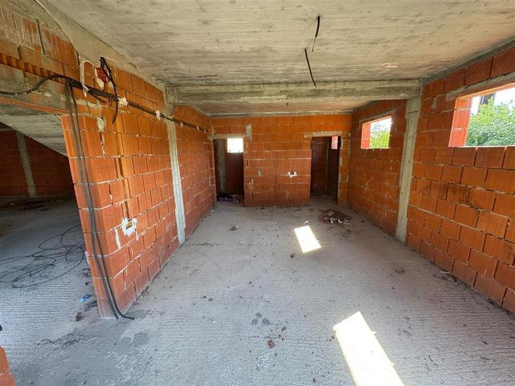 Casă cu 4 camere cu Garaj în Livada de Bihor