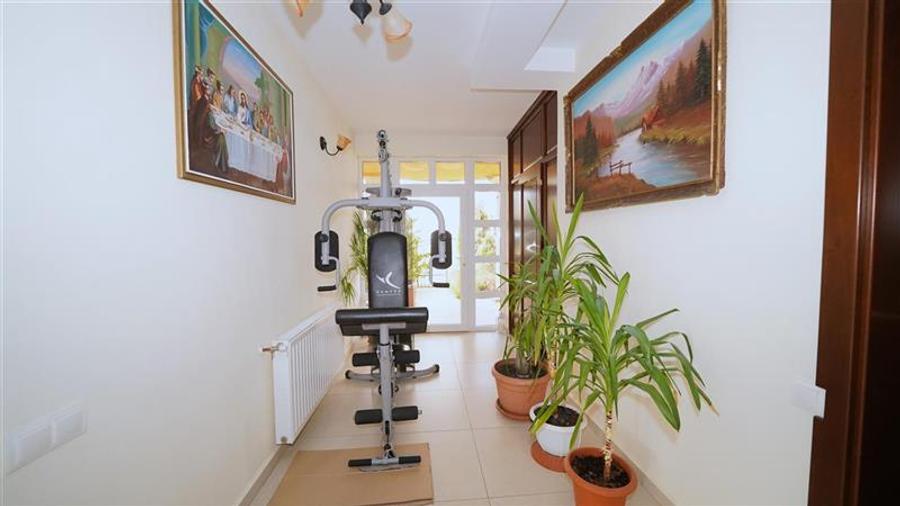 Casă cu 11 camere cu Canalizare în Sânmartin