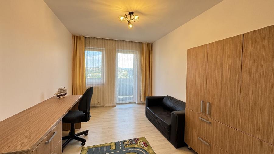 Apartament cu 3 camere semidecomandat, mobilat în Dâmbul Rotund