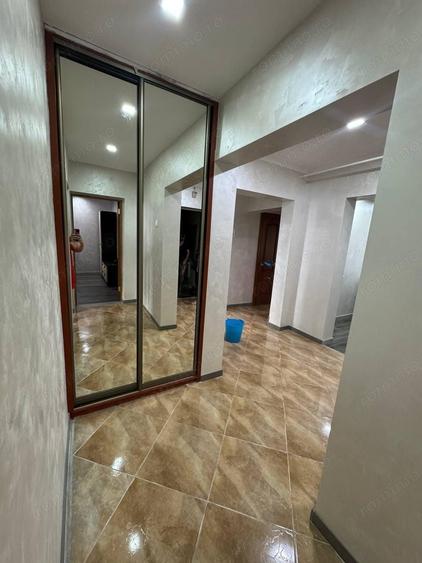 Apartament cu 3 camere semidecomandat în Obor