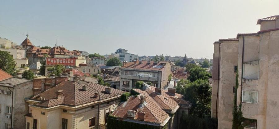 Apartament cu 3 camere semidecomandat în P-ța Romană