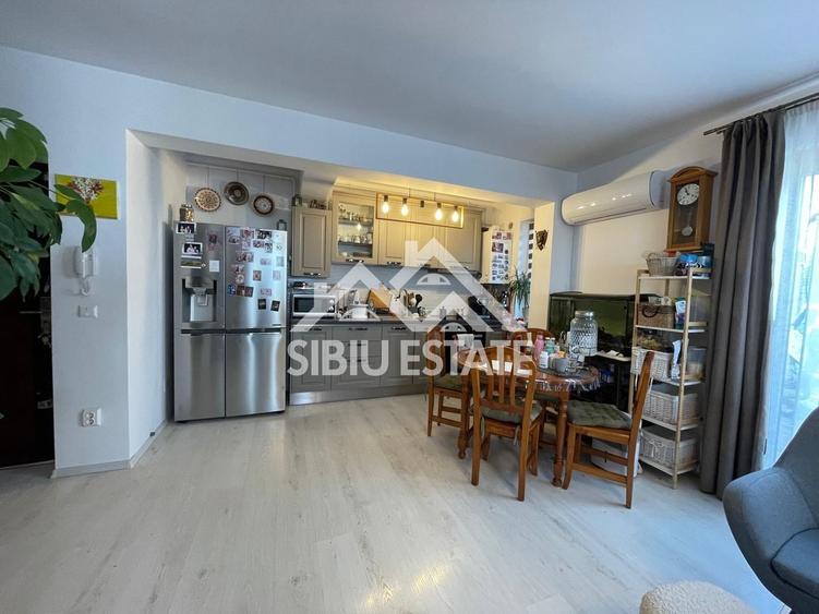 Apartament cu 3 camere semidecomandat, mobilat în Turnișor