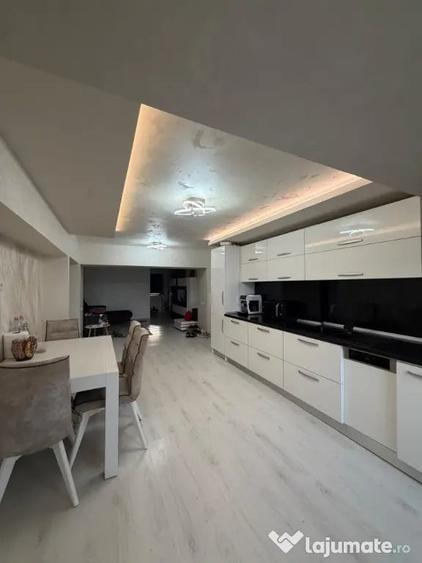 Apartament cu 3 camere semidecomandat în Independenței