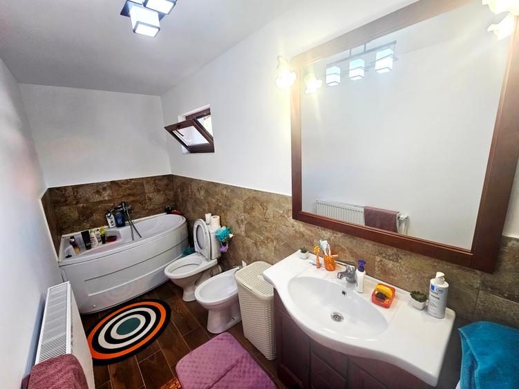 Casă cu 6 camere cu Canalizare în Central