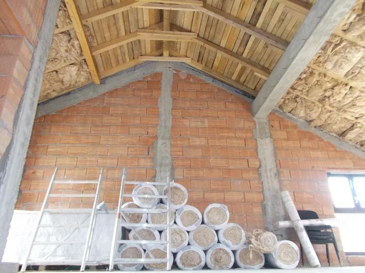 Casă cu 6 camere cu Teren 242 Mp în Central