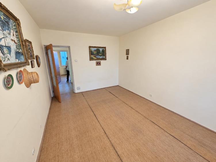 Apartament cu 3 camere decomandat în Titan