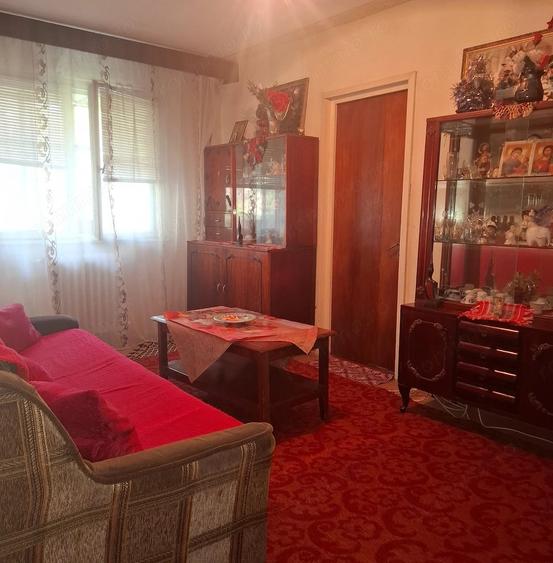 Apartament cu 3 camere semidecomandat în Groapa