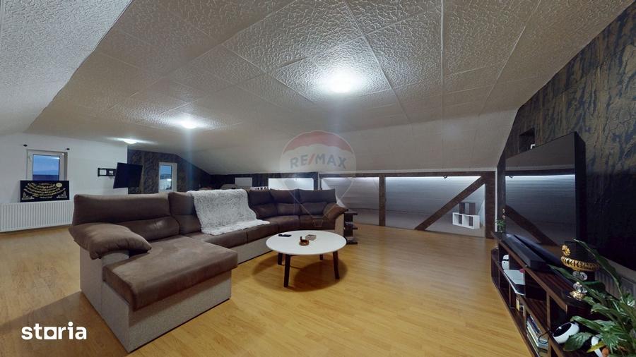 Casă cu 6 camere cu Teren 1075 Mp în Cristian