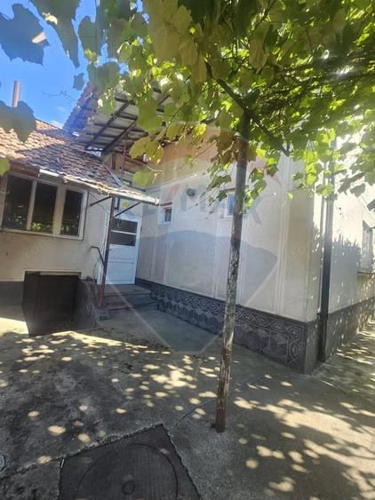 Casă cu 6 camere cu Teren 250 Mp în Central