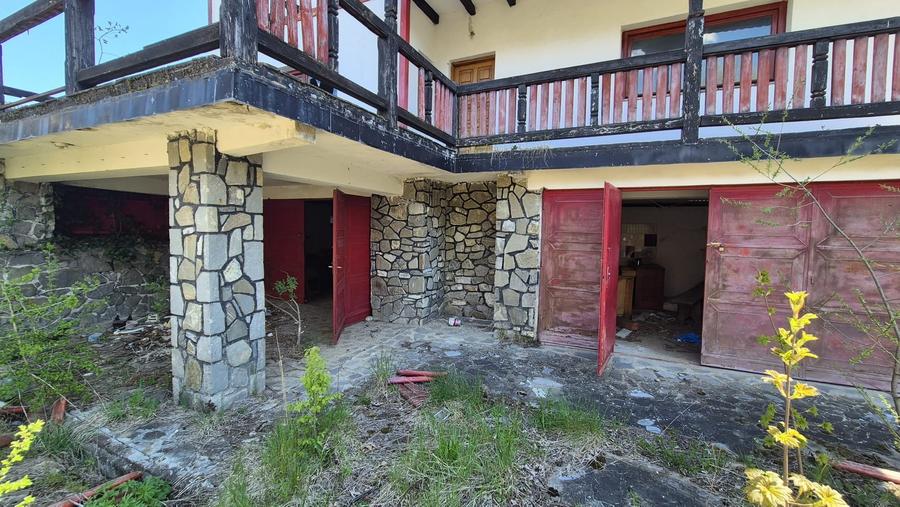 Casă individuală cu 11 camere cu Canalizare în Piatra Arsă