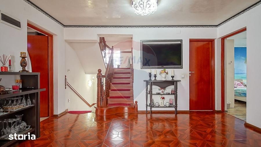 Casă cu 9 camere cu Teren 377 Mp în Central