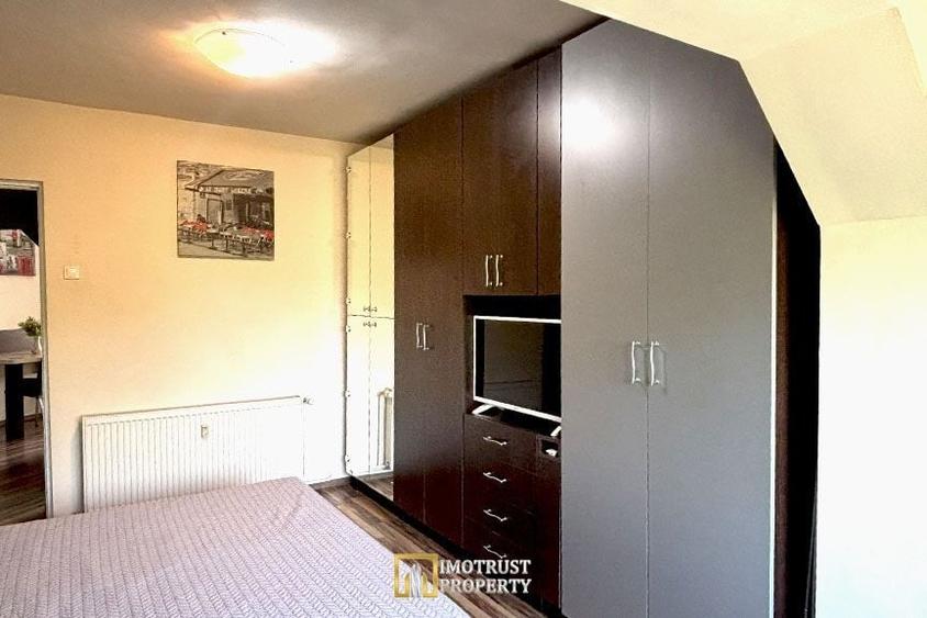 Apartament cu 3 camere semidecomandat, mobilat în Micălaca