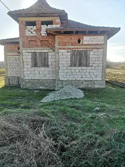 Casă cu 7 camere cu Teren 5000 Mp în Grădiștea