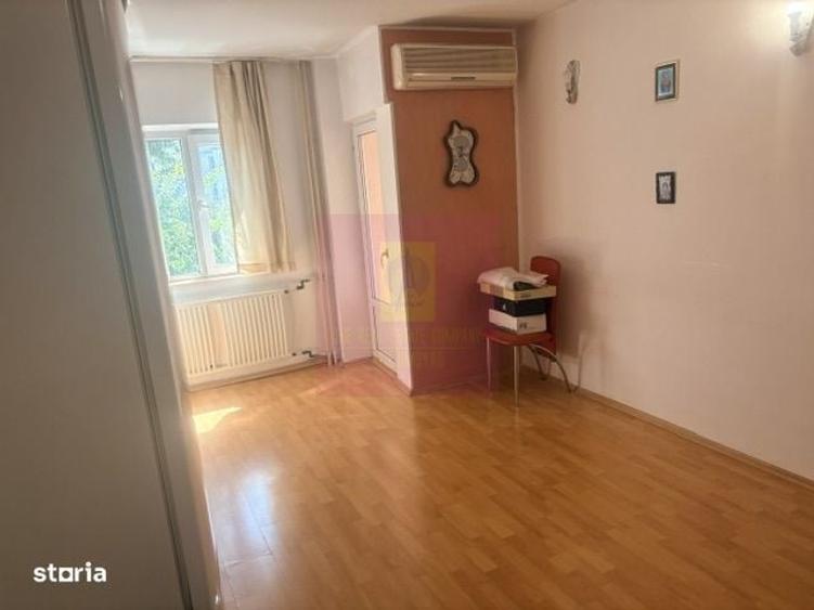 Apartament cu 3 camere decomandat în Drumul Sării