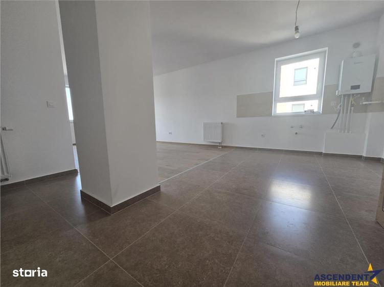 Apartament cu 3 camere decomandat în Tractorul