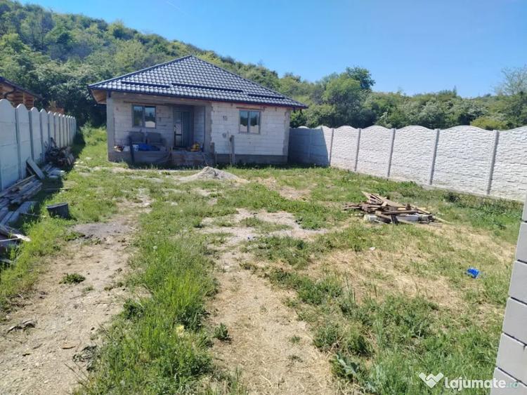 Casă cu 4 camere cu Teren 355 Mp în Podari