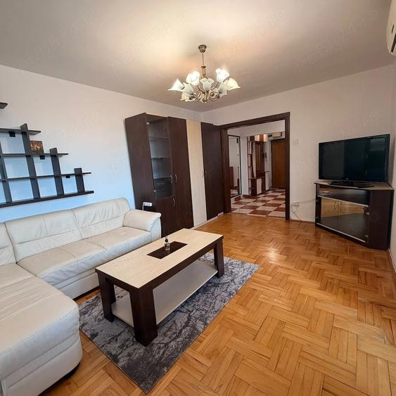 Apartament cu 3 camere semidecomandat în Decebal