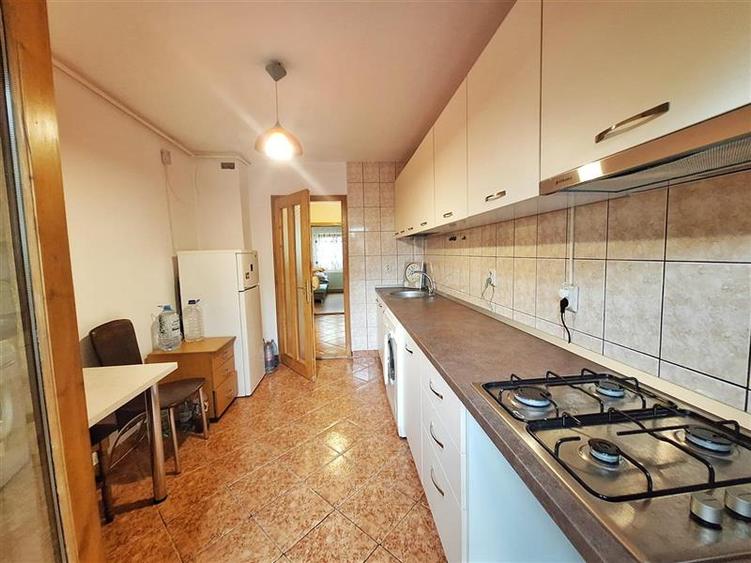 Apartament cu 3 camere decomandat, mobilat în 9 Mai