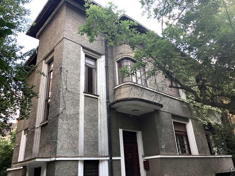 Casă cu 10 camere cu Canalizare în P-ța Dorobanți