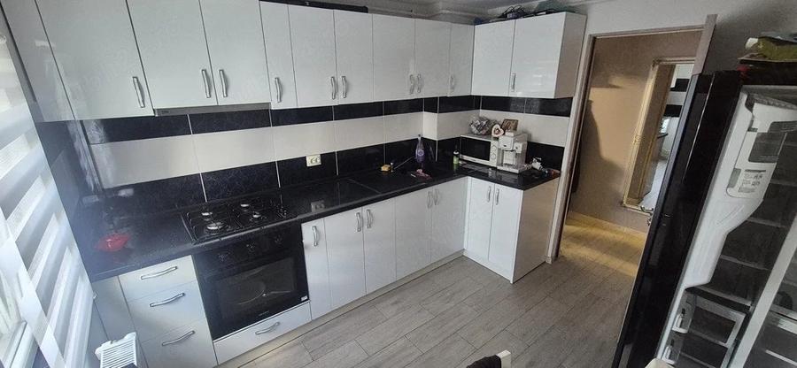 Apartament cu 3 camere semidecomandat în Central