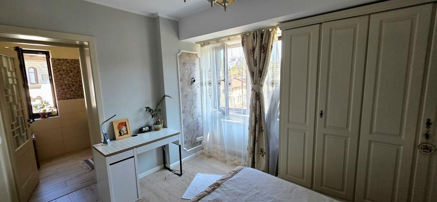 Apartament cu 3 camere semidecomandat, mobilat în Națiunile Unite