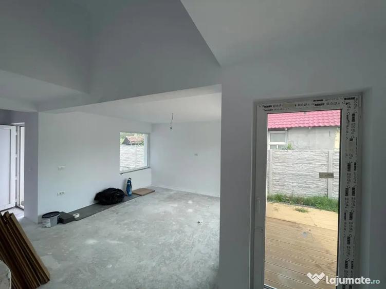 Casă cu 3 camere cu Teren 330 Mp în Plopi