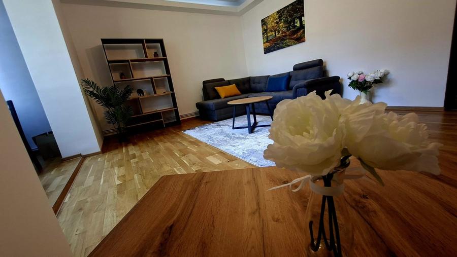 Apartament cu 3 camere decomandat în Trivale