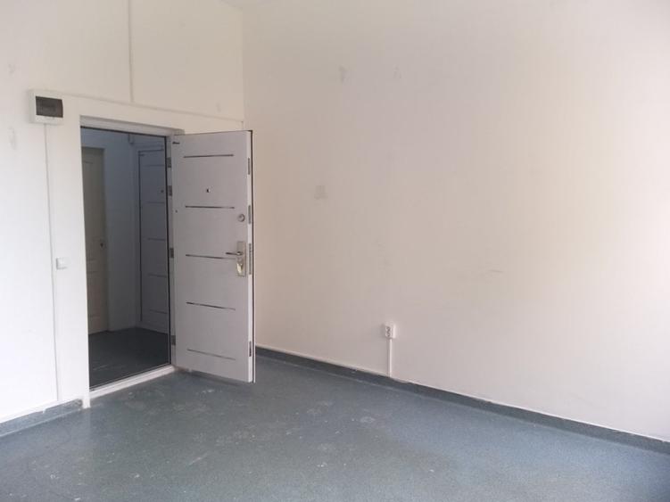 Birou, de 1,500 mp, în Central