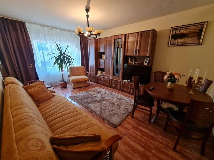 Apartament cu 3 camere decomandat, mobilat în Casa de Cultură