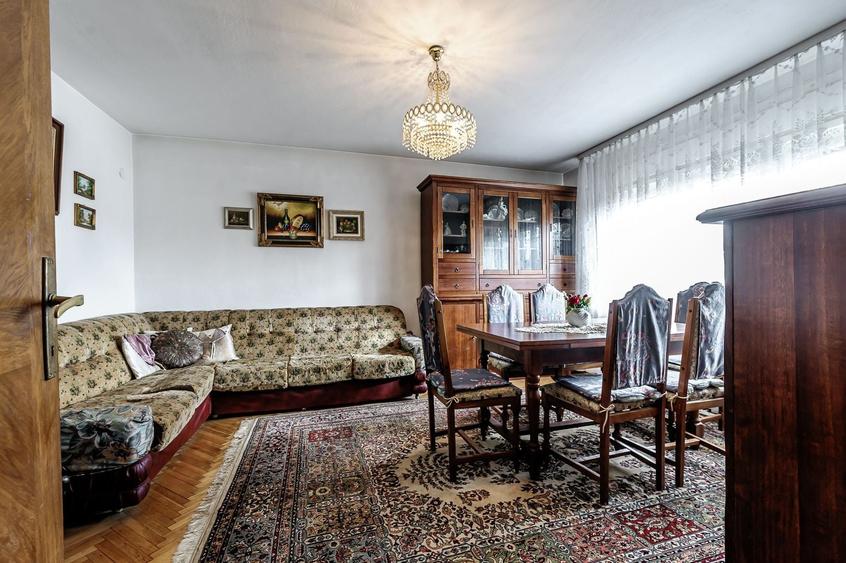 Casă individuală cu 8 camere cu Canalizare în Central
