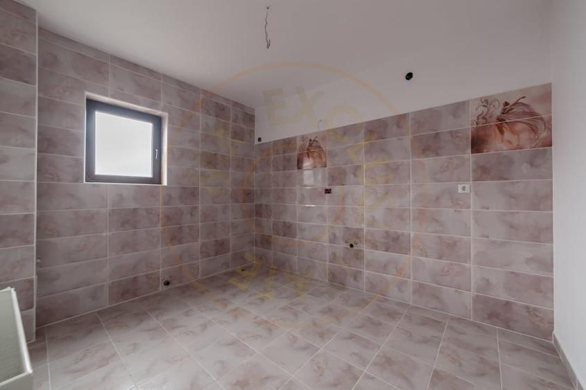 Casă individuală cu 8 camere cu Canalizare în Izvorani