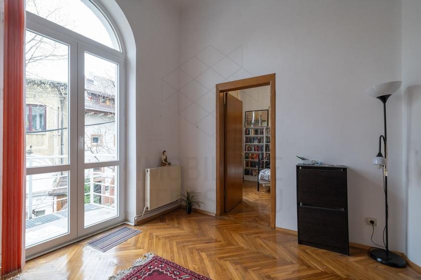 Apartament cu 3 camere semidecomandat, mobilat în P-ța Victoriei