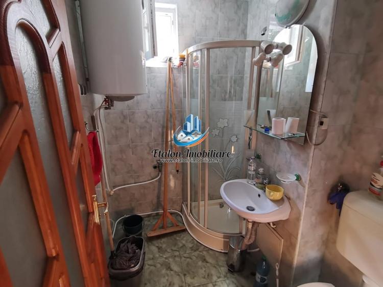 Apartament cu 3 camere decomandat în Periferie