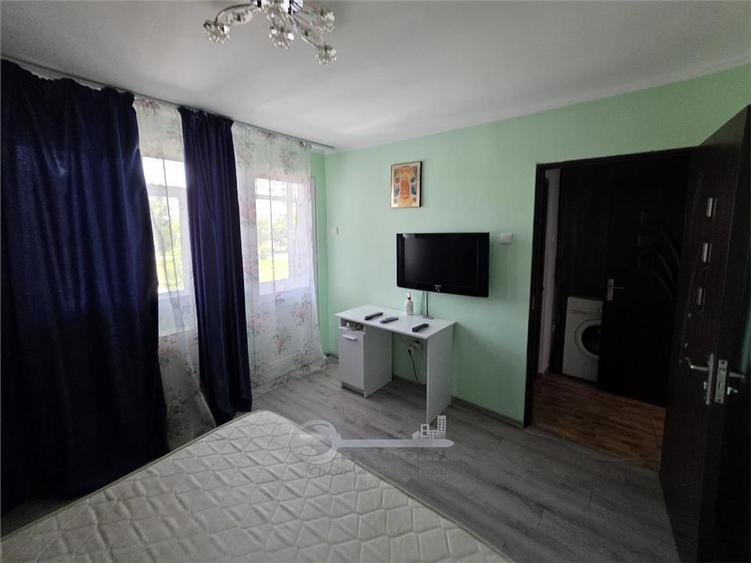 Apartament cu 2 camere semidecomandat, mobilat în Podu Roș