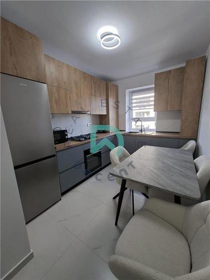 Apartament cu 3 camere decomandat în Tractorul